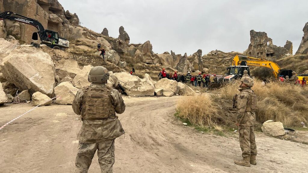 Derrumbe de columna rocosa deja 3 muertos en Turquía