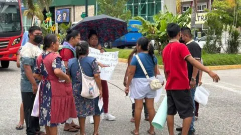 Desaparecen dos jóvenes en Acapulco; familiares bloquean zona turística para exigir su localización