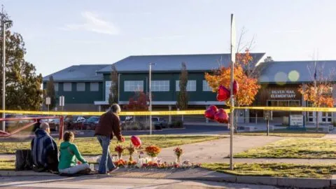 Policía revela cómo un padre de familia detuvo al tirador en primaria de Oregón