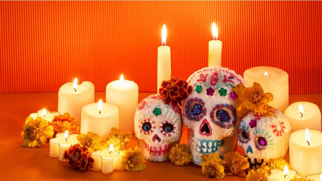 Los altares de Día de Muertos, también conocidos como ofrendas, son espacios para recordar a las personas fallecidas con fotografías