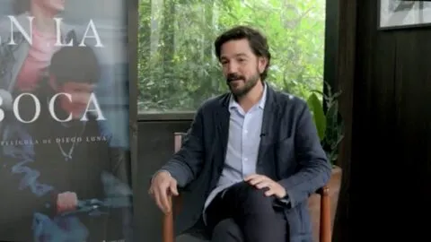 Diego Luna habla del dolor de dejarlo todo y de quienes se quedan atrás en “Ceniza en la boca”