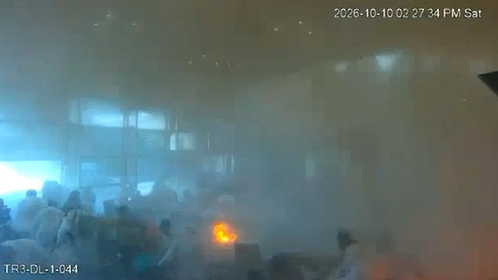 Imágenes fuertes: Difunden video de los ataques al aeropuerto de Raid que dejó 14 muertos