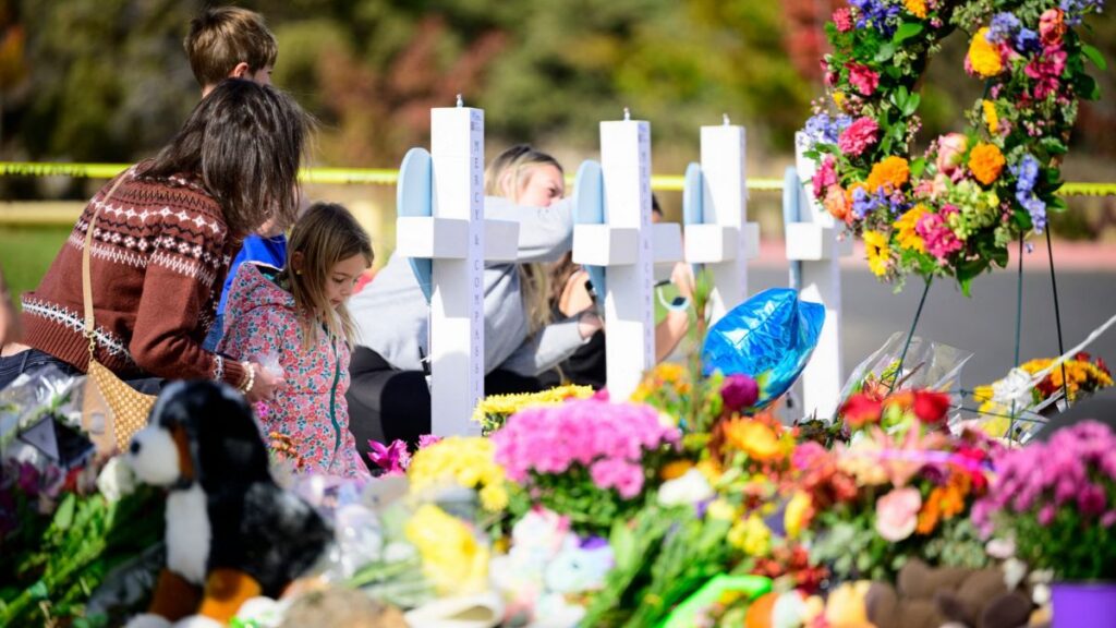 Familiares y amigos rindiendo condolencias a fallecidos en tiroteo de escuela de Oregon