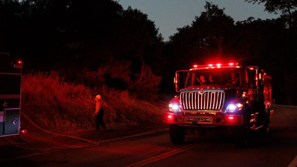 Equipo de bomberos enfrenta inmediatamente el incendio en Los Angeles