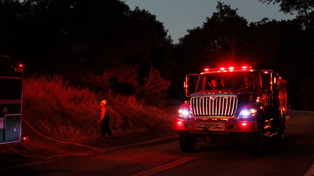 Fuerte incendio en Los Ángeles genera orden de evacuación en zonas cercanas a Santa Clarita