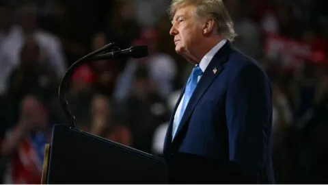 California demanda a Trump por centésima vez y pide frenar los arrestos migratorios de ICE en tribunales estatales