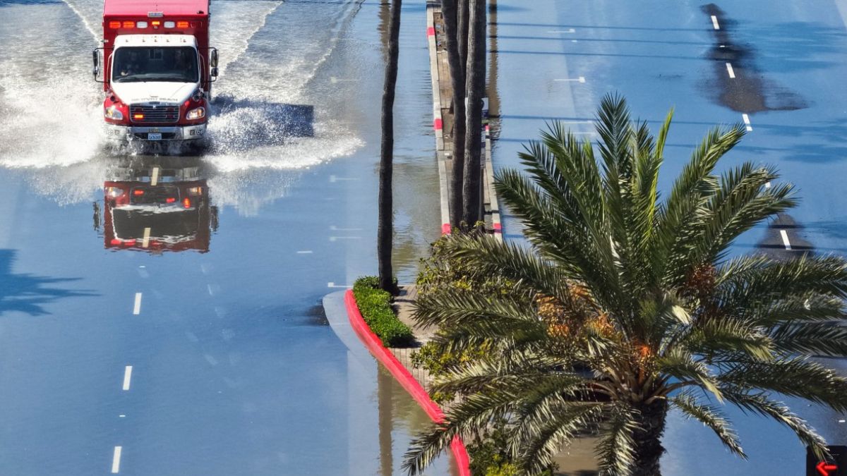 Newport Beach, en California, sufre grave inundación y paraliza las carreteras