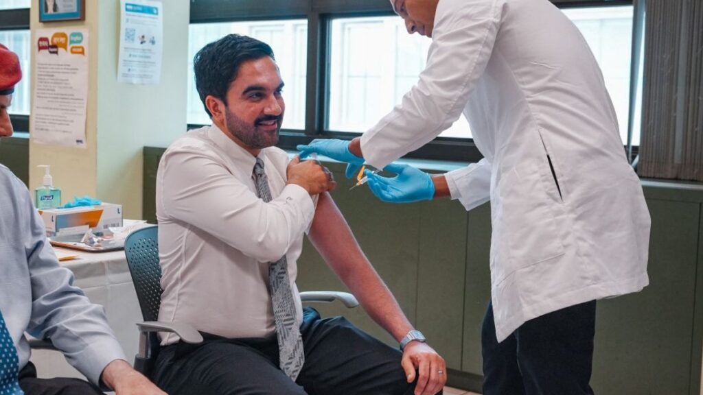 El alcalde de Nueva York, Zohran Mamdani, recibe vacuna contra la Influenza