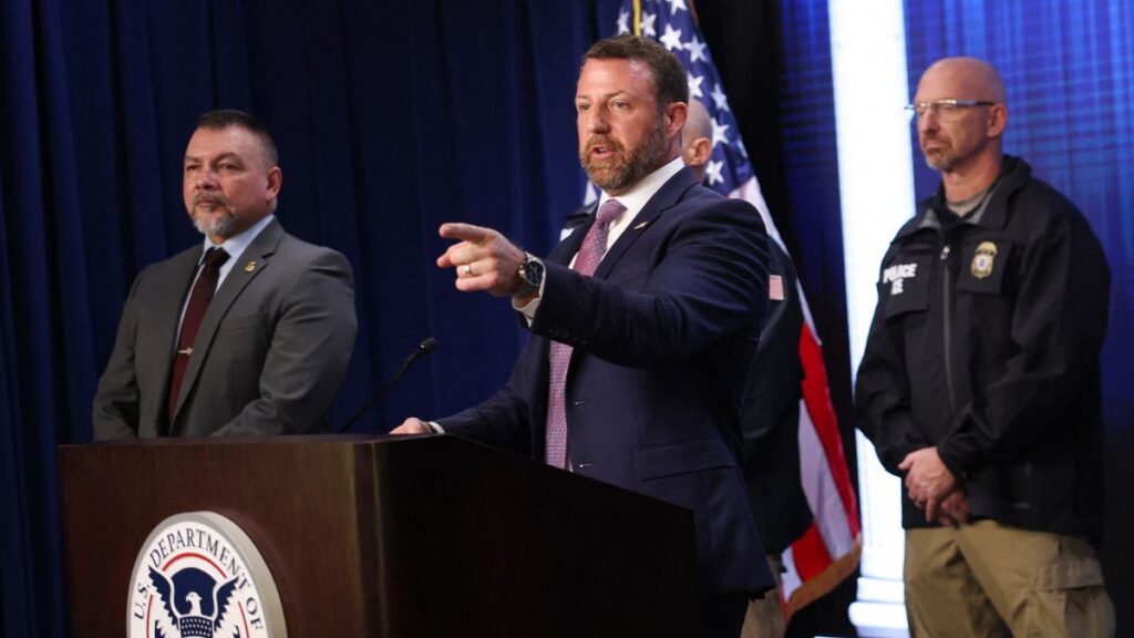 Agente de ICE es puesto en suspensión administrativa tras atropellar a inmigrante