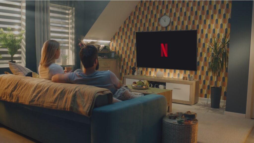 Pareja disfruta de los estrenos internacionales de Netflix en octubre