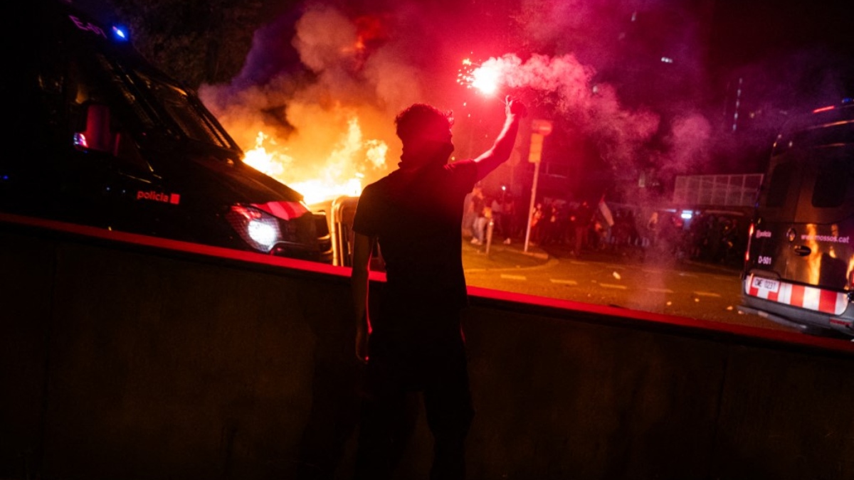 VIDEO: No sólo en Francia; incendios, saqueos y enfrentamientos llegan a una protesta juvenil en Barcelona