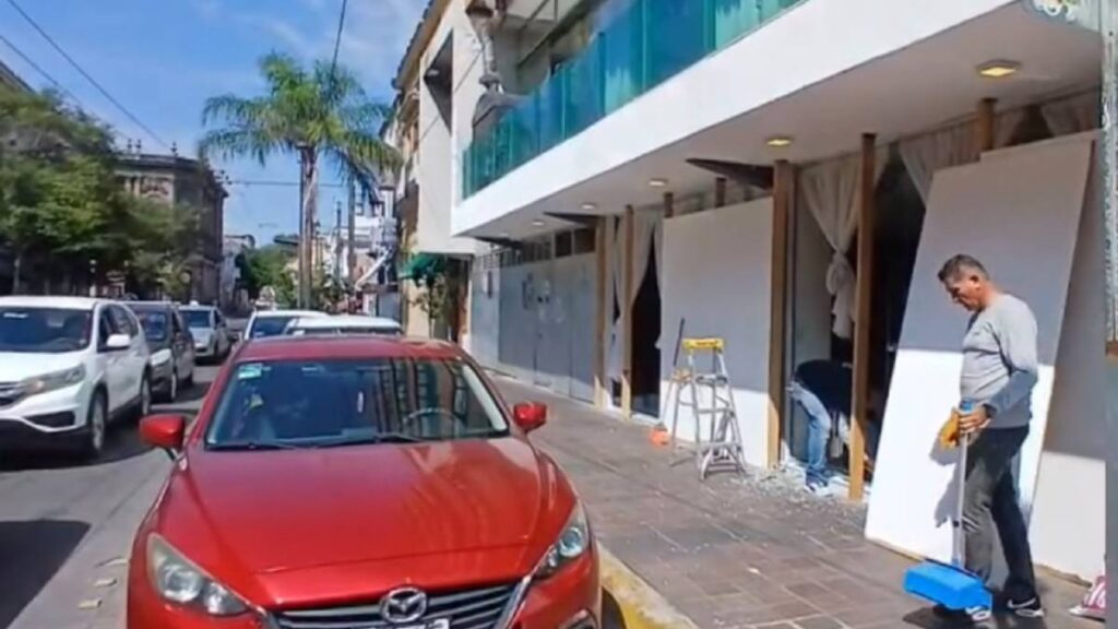 Los disturbios de la pasada marcha en Guadalajara dejaron afectaciones en negocios.