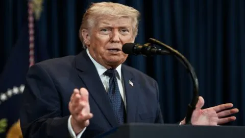 Trump demanda a California por 20 mil presuntos votantes no ciudadanos