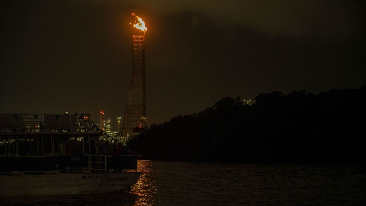 ¿Por qué las refinerías lanzan enormes llamaradas y qué gases queman?