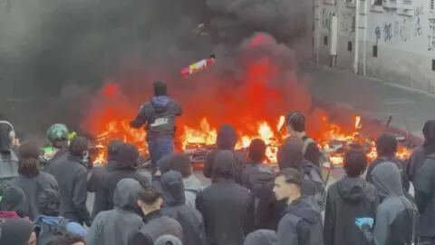 Protestas en Francia escalan; EE. UU. emite alerta a sus ciudadanos por toques de queda