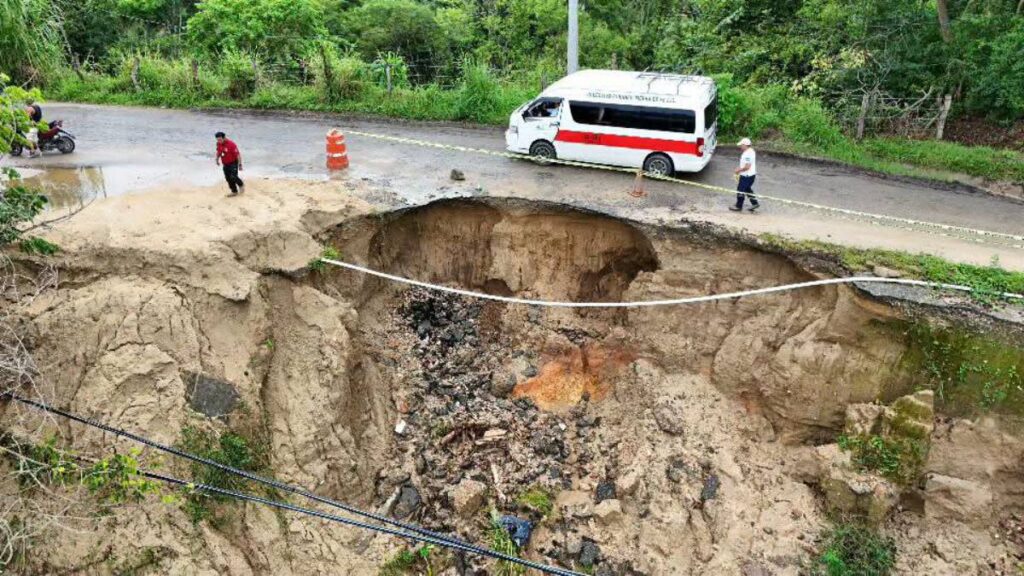 Enorme socavón en Juquila-Zacatepec.