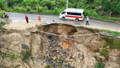 Enorme socavón aparece tras deslave en la ruta Juquila–Zacatepec, Oaxaca