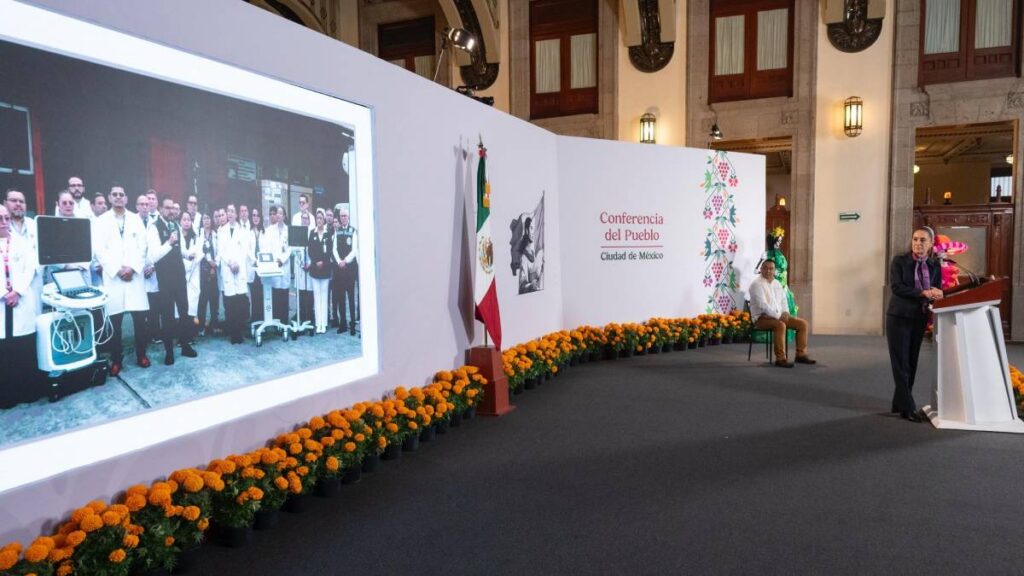 Claudia Sheinbaum arranca distribución de equipos médicos para el IMSS.