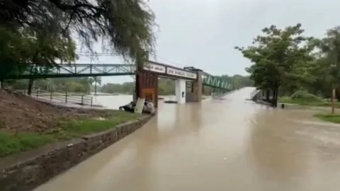 Evacúan a familias de la Huasteca Potosina por inundaciones y desbordamiento de ríos