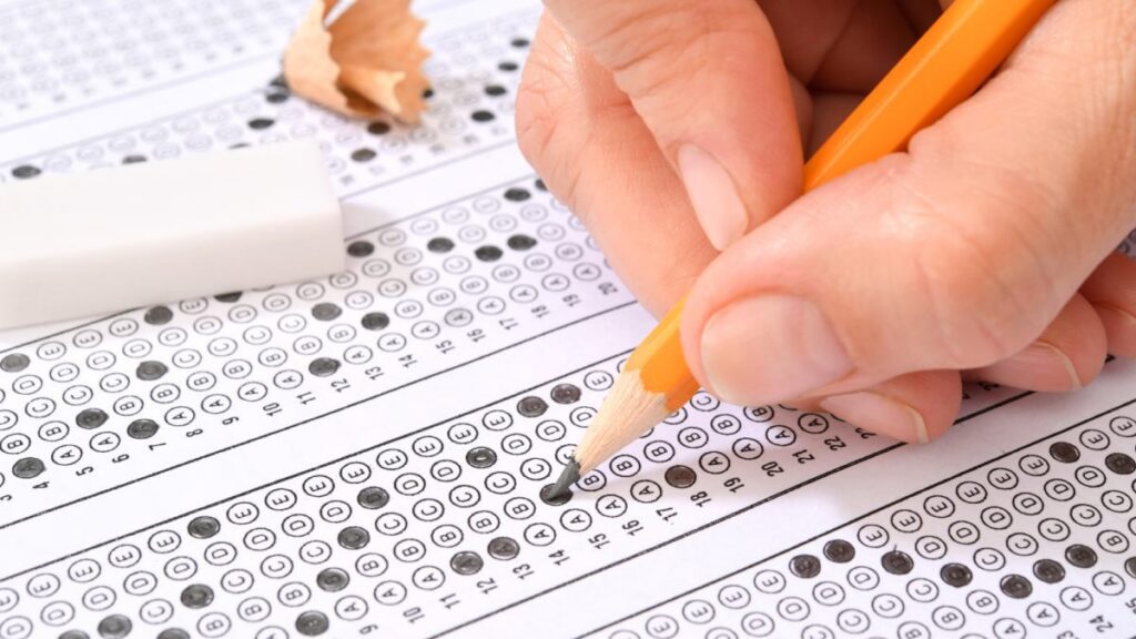 Persona realizando un examen