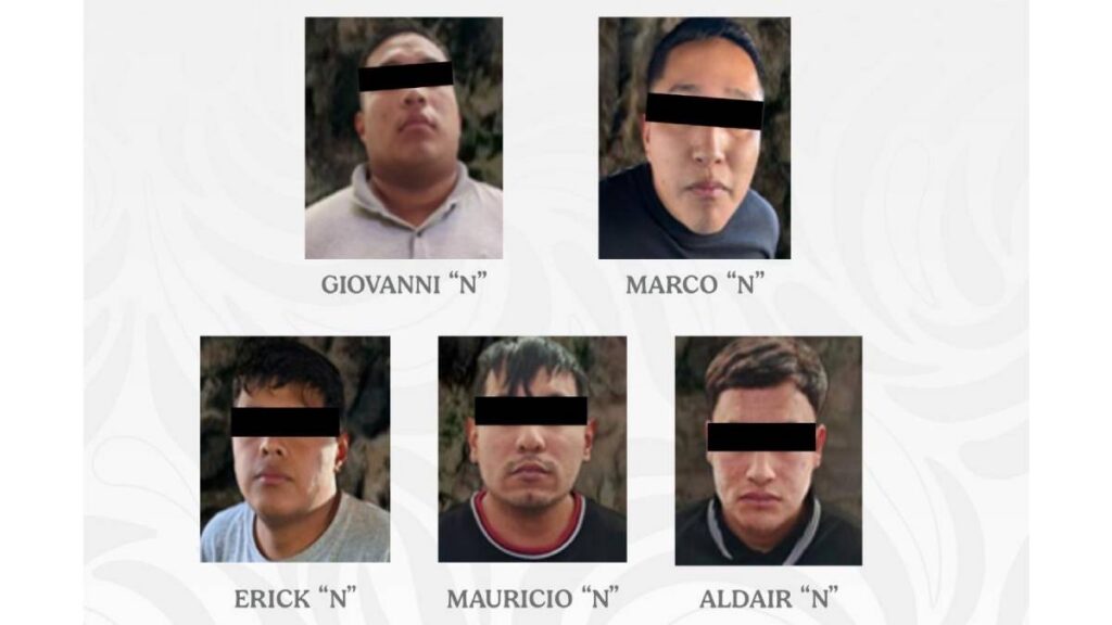 Autoridades aseguraron dos chamarras con logotipos institucionales presuntamente utilizadas para montar falsos retenes en Edomex.