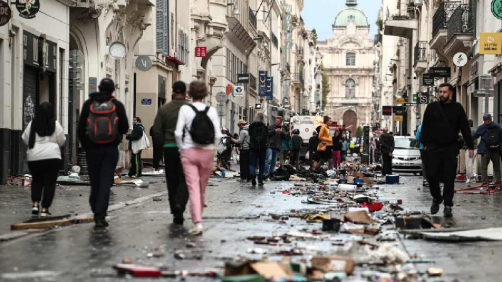 Francia analiza daños tras violentas protestas que han dejado 800 mil detenidos