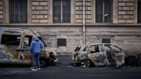Francia anuncia "toques de queda" para frenar disturbios y saqueos
