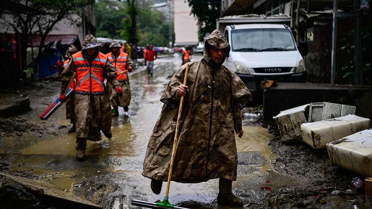 VIDEOS: evacúan a miles de personas por fuertes lluvias en Estambul; suman 3 muertos