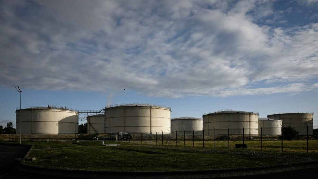 G7 acuerda liberar hasta 100 millones de barriles de diésel y petróleo para contener precios
