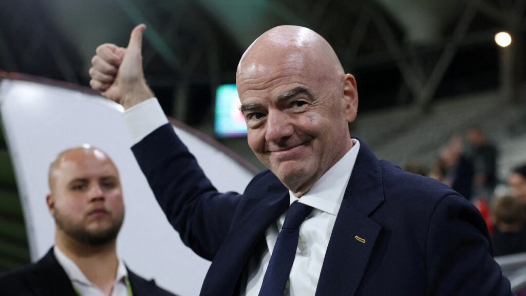 Gianni Infantino enfrenta a sus críticos en la FIFA tras fracasar su plan millonario