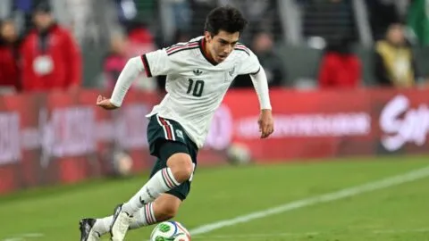 Gilberto Mora entrena con normalidad y mantiene opciones de jugar ante Estados Unidos 