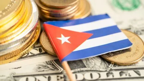 Green Card para cubanos: ¿por qué un año en EE. UU. no basta ante la caída de aprobaciones?
