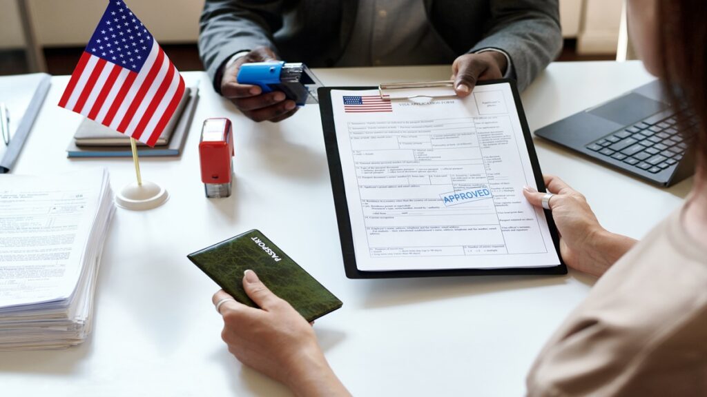 Personas realizando un proceso migratorio