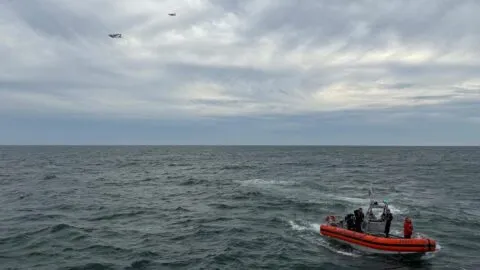Guardia Costera halla restos de avión ambulancia desaparecido; sigue la búsqueda de pasajeros