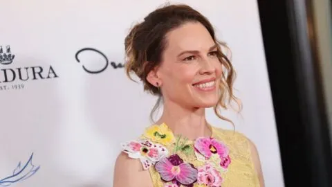 Hilary Swank será mamá por tercera vez a los 52 años: así anunció la llegada de su bebé
