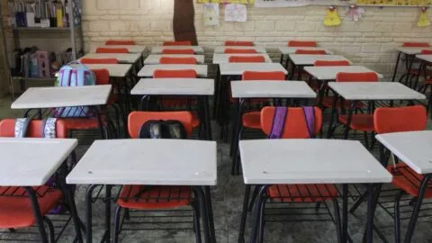 Hombre salta barda y entra en escuela primaria armado con arco y flechas en Coatzacoalcos, Veracruz