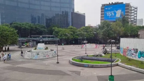 Hombre se prende fuego en la Glorieta de Insurgentes; policías evitan tragedia: Video