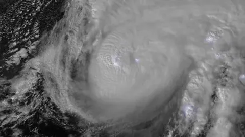 Huracán Isaias toca tierra en Florida y se debilita a categoría 1