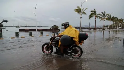 Huracán Simon alcanza de nuevo categoría 2: continúa generando oleaje elevado en Jalisco, Nayarit y BCS