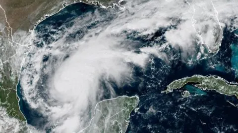 Así se ve el ojo del huracán Isaias desde el espacio: impactantes imágenes satelitales