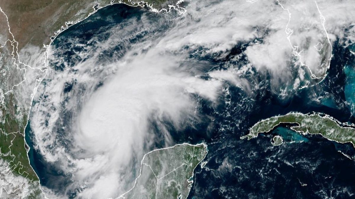 Así se ve el ojo del huracán Isaias desde el espacio: impactantes imágenes satelitales