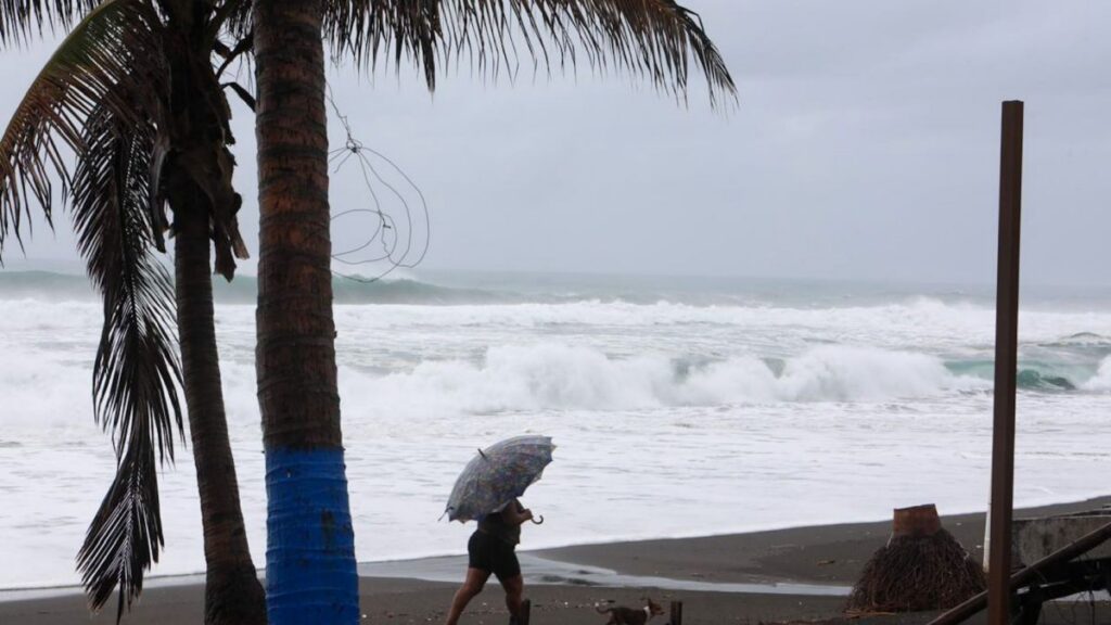 Simon podría tocar tierra en Sinaloa como tormenta postropical