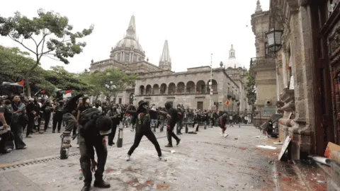 Detienen a 5 con bidones de gasolina en camioneta robada tras protestas en Guadalajara