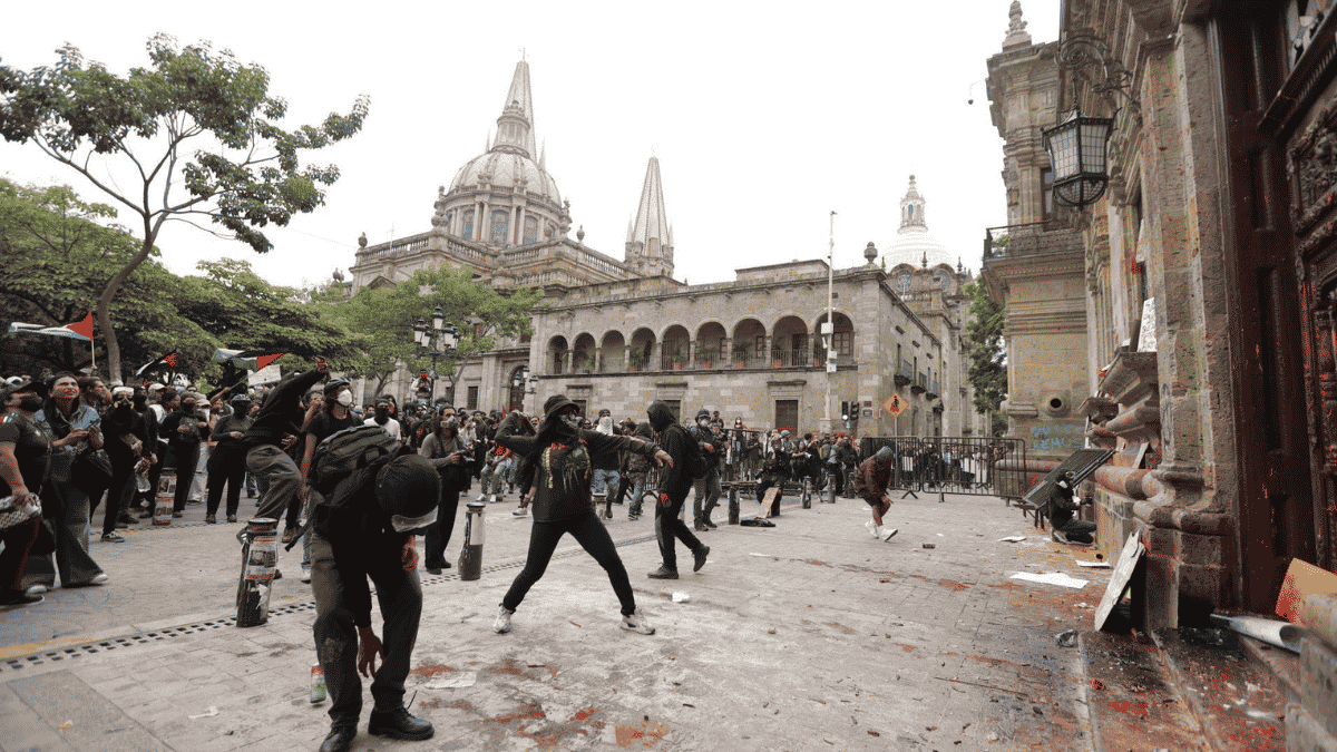 Detienen a 5 con bidones de gasolina en camioneta robada tras protestas en Guadalajara
