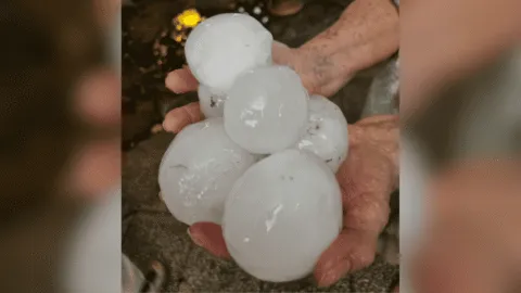 ¡Del tamaño de una pelota! Granizo daña autos, casas y estructuras en Paraguay