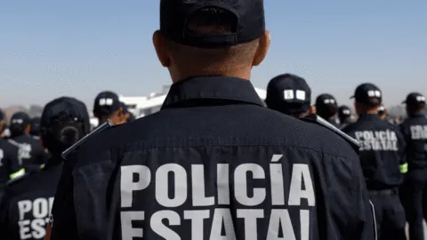 Video: suspenden a director de policía que golpeó y sujetó del cuello a una mujer