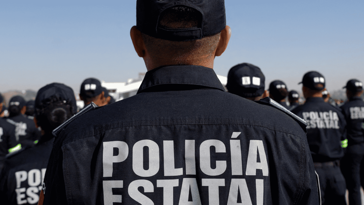 Video: suspenden a director de policía que golpeó y sujetó del cuello a una mujer