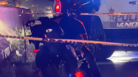 Motociclista muere tras ser impactado por auto y atropellado por tráiler en Tlalnepantla