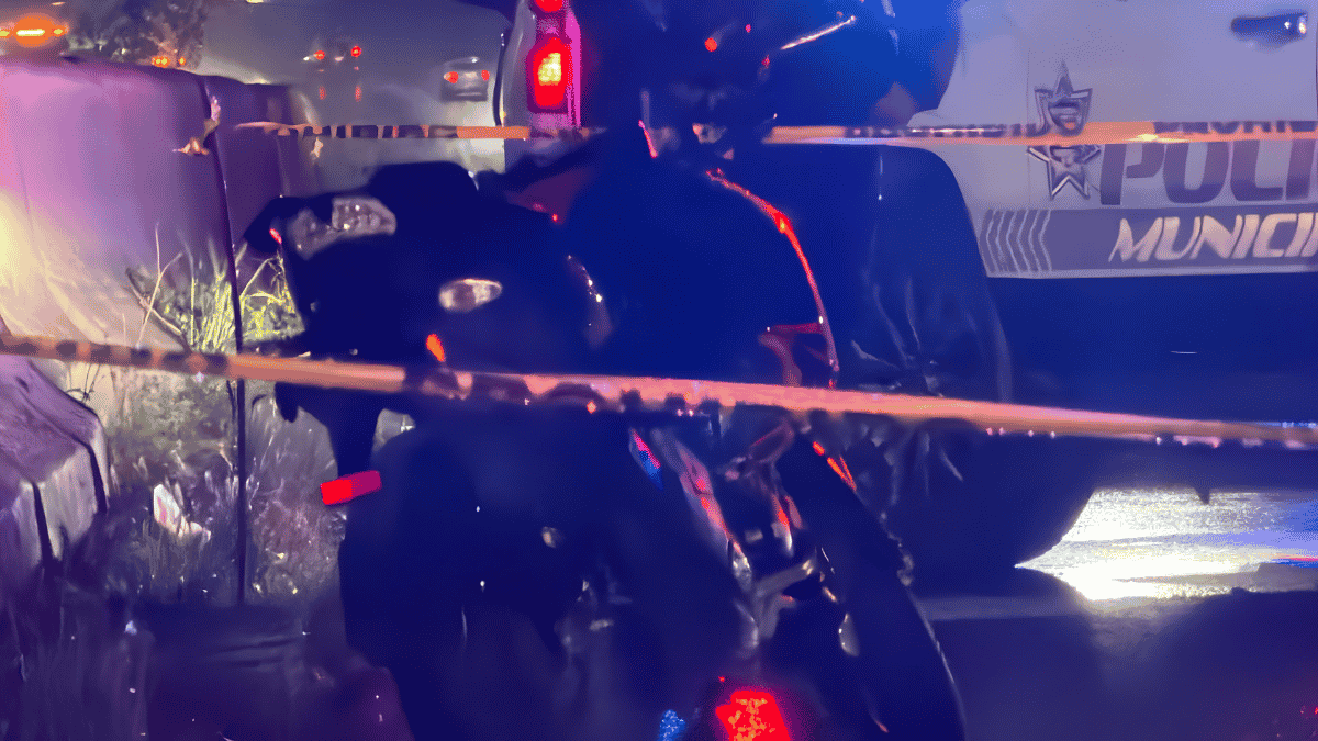 Motociclista muere tras ser impactado por auto y atropellado por tráiler en Tlalnepantla