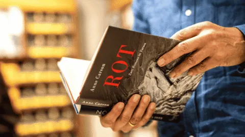 "Escrito por un humano": impulsan iniciativas ante el uso de la IA en la literatura